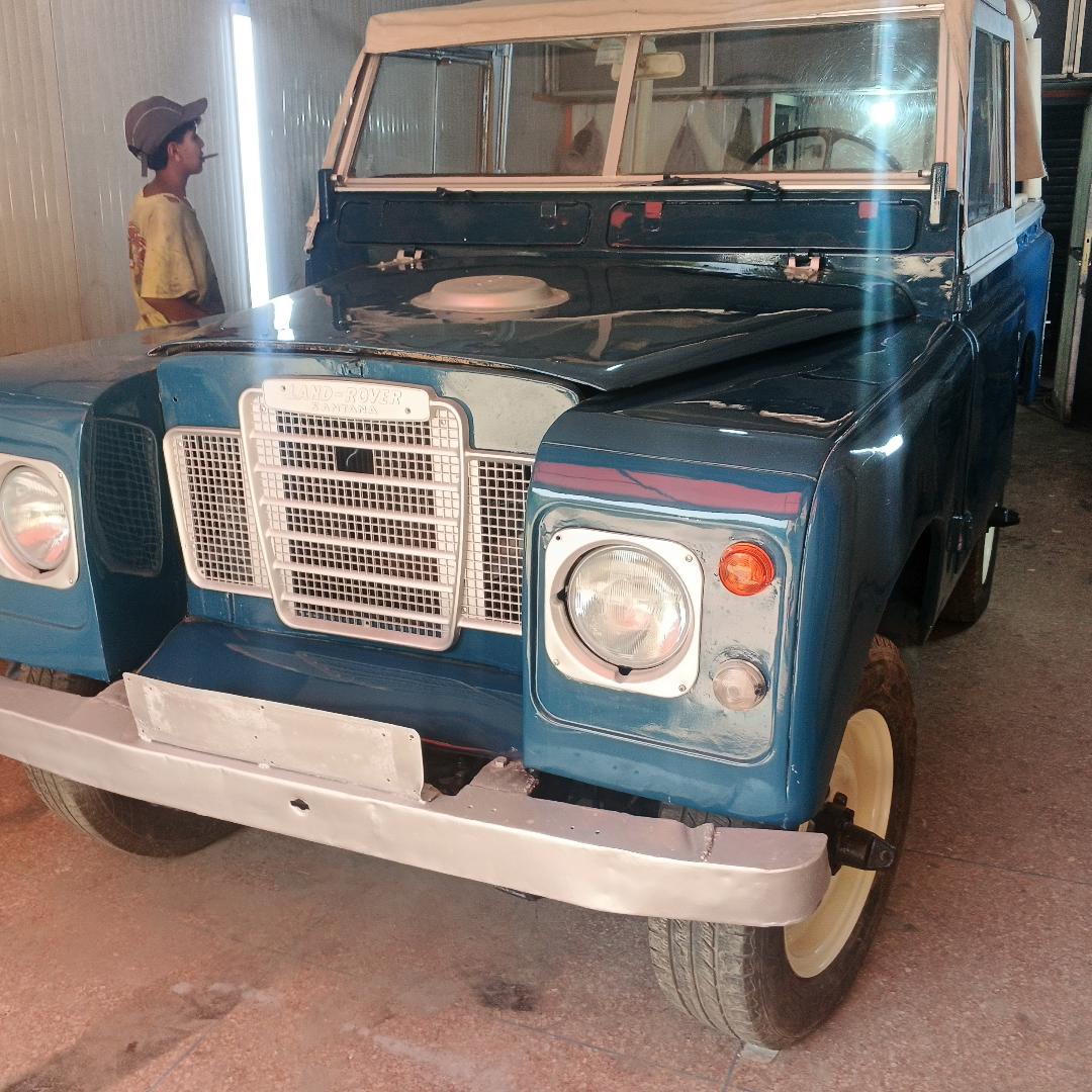 Land Rover pendant les travaux dans l’atelier